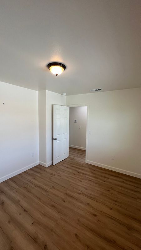 Building Photo - 419 N Sloan Ave