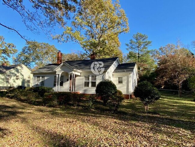 Building Photo - Spacious 3 bedroom and 1 bath home with FE...