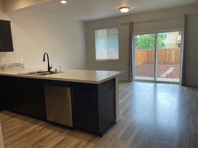Building Photo - 3 Bedroom Townhome w/FULLY FENCED YARD & G...