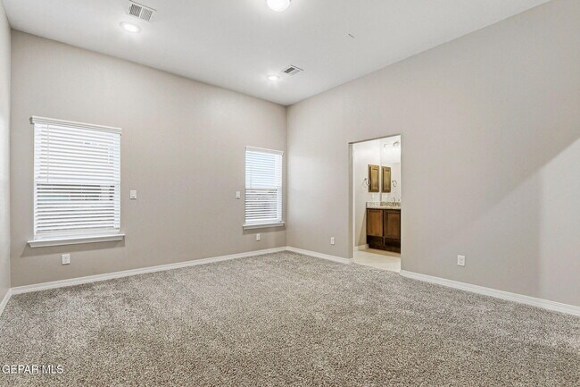 Building Photo - 916 Keenland Ave