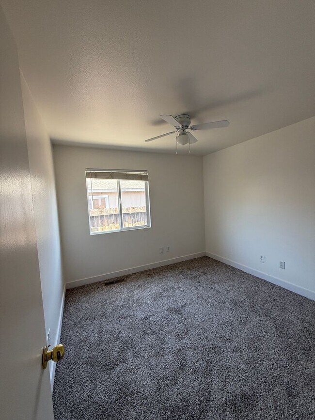 Building Photo - Adorable home in North Valleys