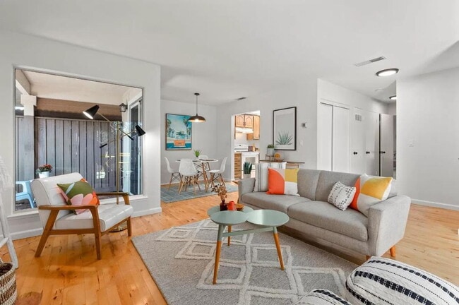 Building Photo - "Charming 1-Bed Santa Cruz Retreat with El...