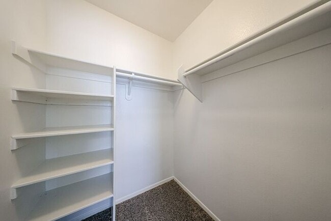Building Photo - MOVE IN SPECIALS!! 5BD 3BA with Pool in We...