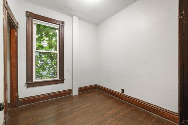 Building Photo - NEW LISTING -5 BEDROOM HOUSE!