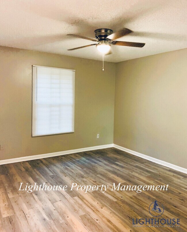 Building Photo - Renovated 2 Bed/2 Bath Single Story Townho...