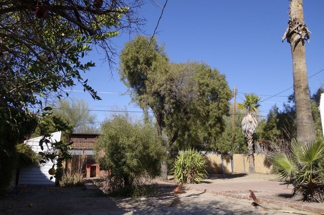Building Photo - 2 bedroom, 1 bath house with a den in Sam ...