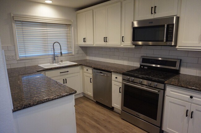 Building Photo - 2 Bedroom, 2 Bathroom Condo