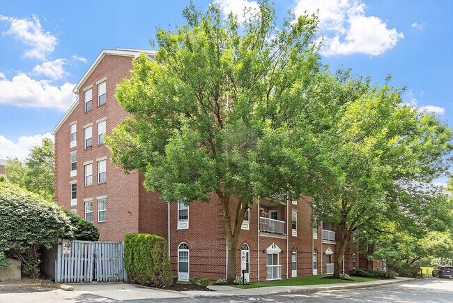 Building Photo - 200 Captains Row