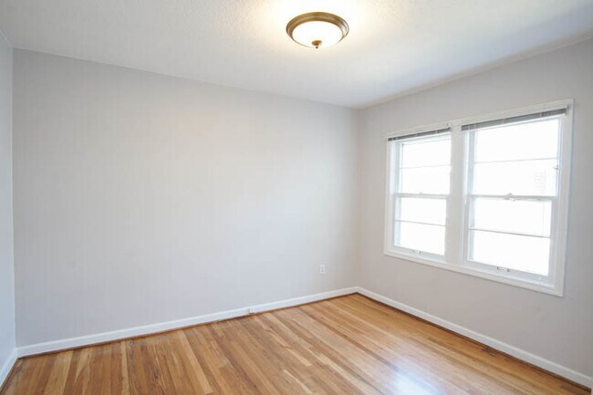 Building Photo - Charming NW 1-Bed Ready Late May!