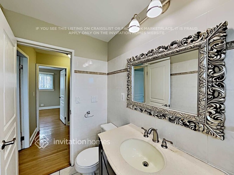 Building Photo - 253 E La Porte Dr