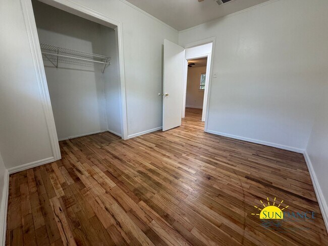 Building Photo - Vintage 3 Bedroom Home in the Heart of Fort Walton!