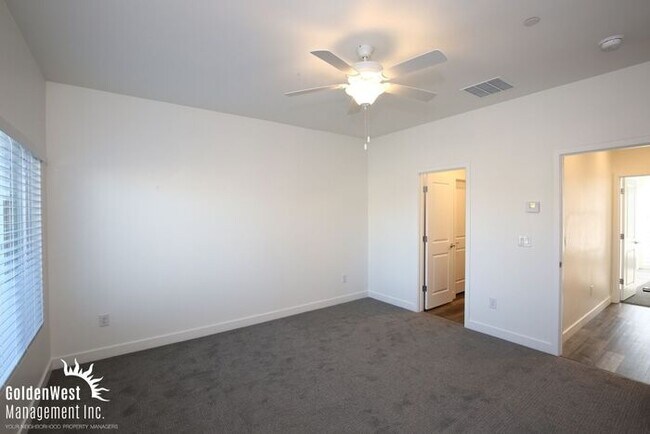 Building Photo - Modern 4Bdm 4.5 Ba Townhome in Desirable Las Vegas Community