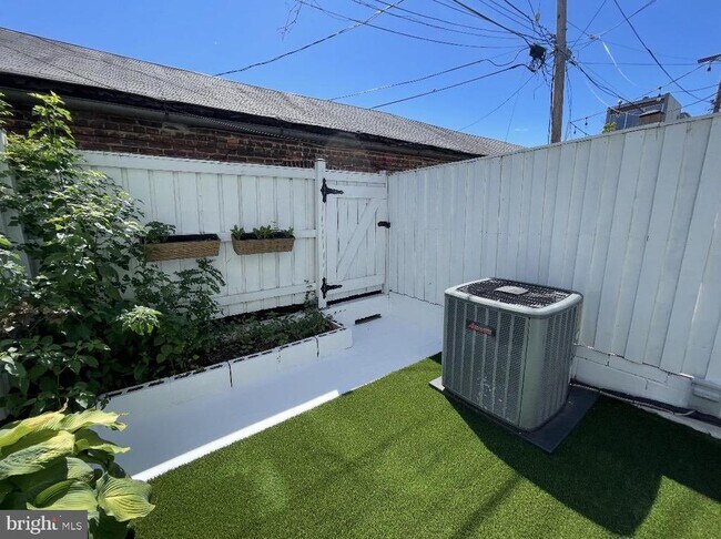 Building Photo - 1015 Riverside Ave