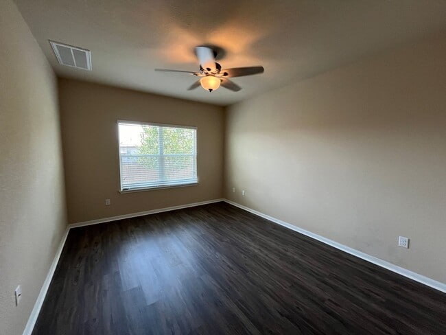 Building Photo - Perfect 3/2.5 - Tall Ceilings and in Immac...