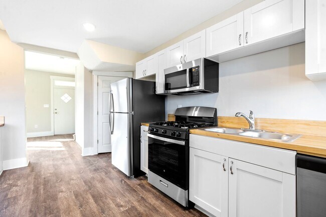 Building Photo - Completely Renovated 3 Bed/1 Bath Home - C...