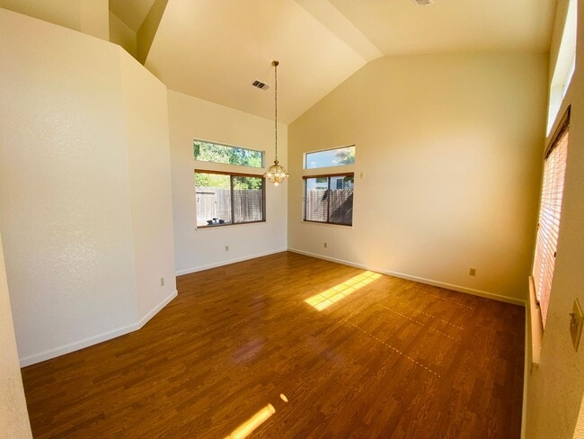Building Photo - Laguna Home on Quiet Cul-De-Sac