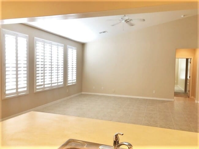 Building Photo - Beautiful 4 Bedroom / 2 Bath, in North Pho...