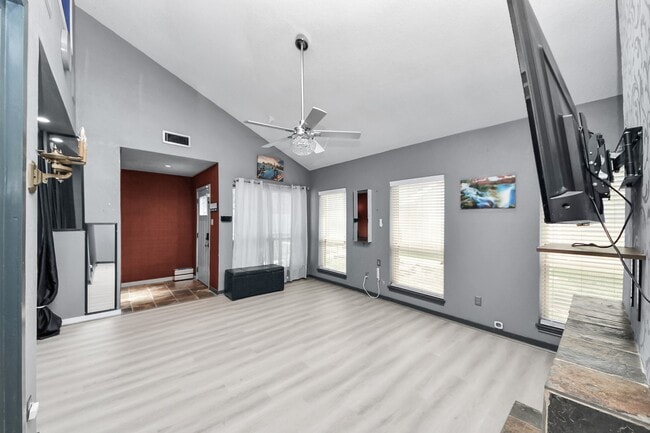 Building Photo - 7877 Kendalia Dr
