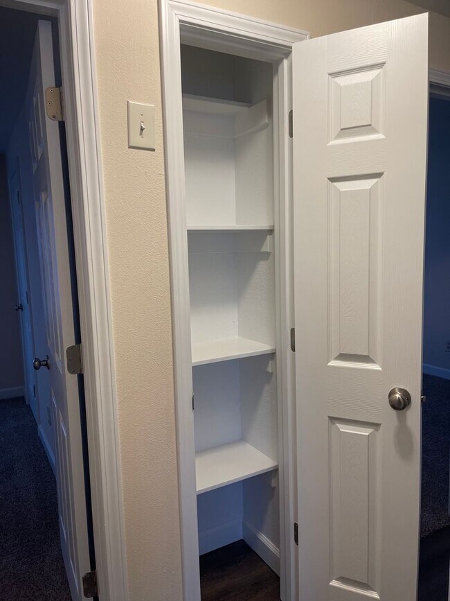 Building Photo - PRE-LEASING! 3 Bedroom in the heart of Springfield