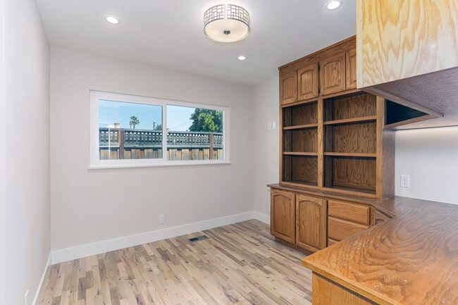 Building Photo - FULLY RENOVATED 3 BEDROOM, 2 BATHROOM IN E...