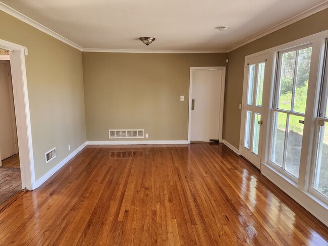 Building Photo - Three Bedroom Home!