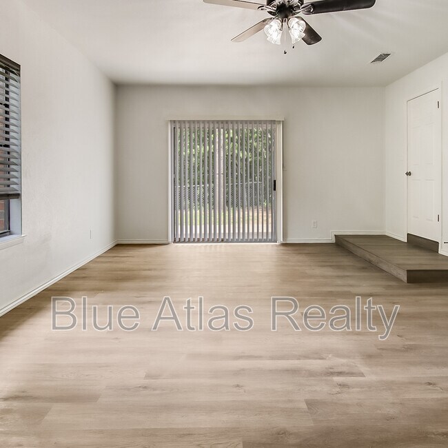 Building Photo - 1329 E Windsor Dr