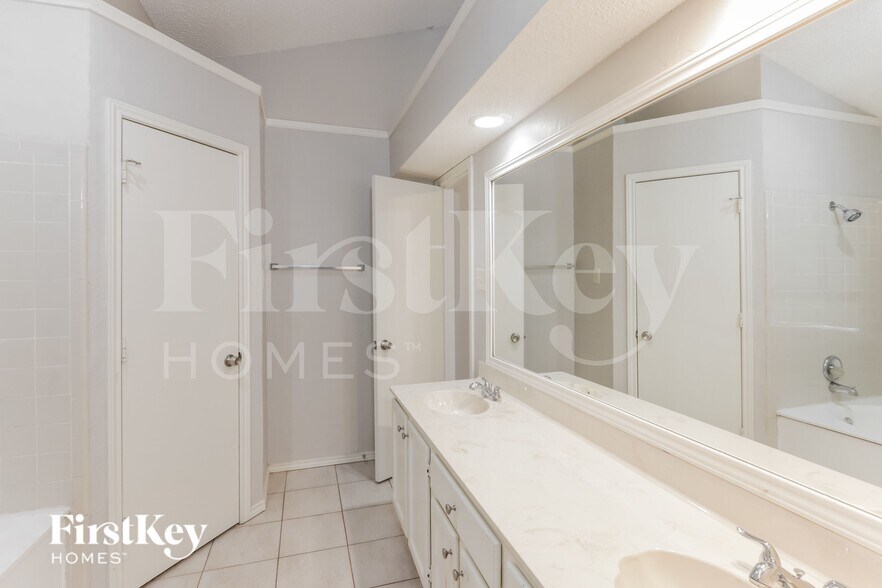 Building Photo - 7818 Bordeaux Ln