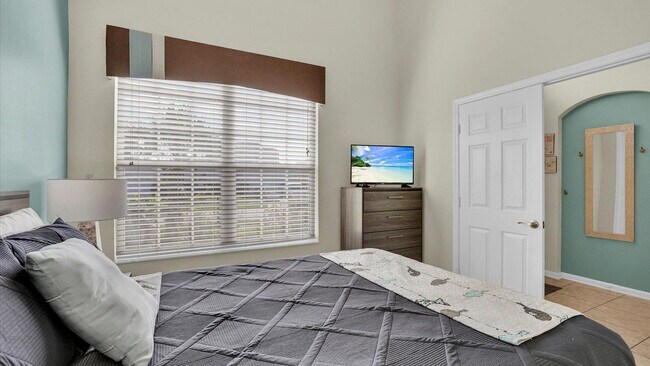 Building Photo - 8176 Fan Palm Way