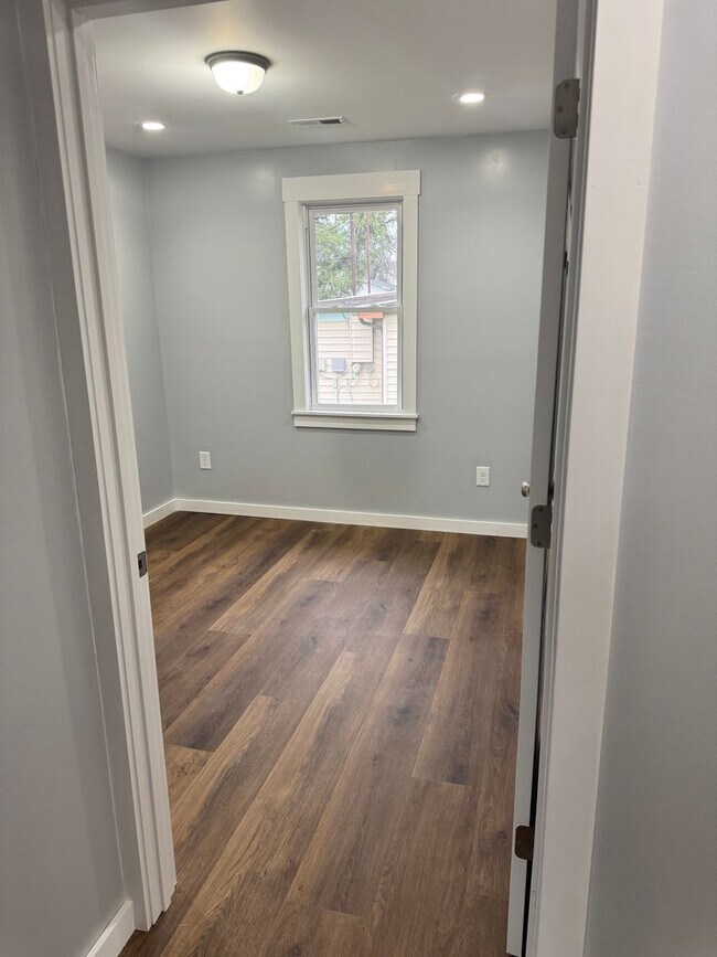 Building Photo - 913 E Myrtle Ave