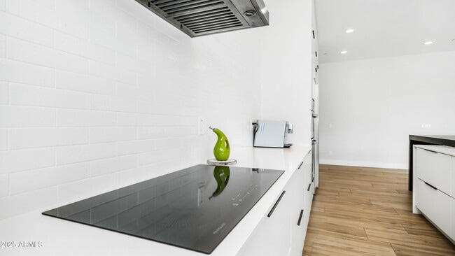 Building Photo - 7417 E Paradise Dr