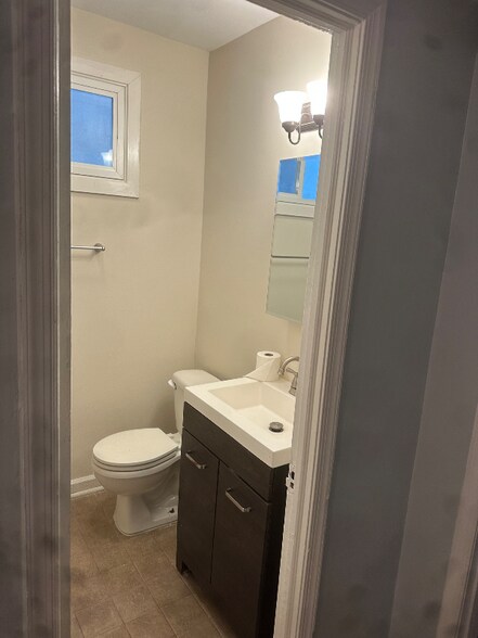 Building Photo - 920-919 19th St NE