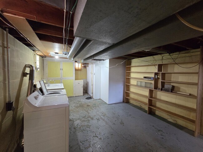 Building Photo - 1025 W 8th St
