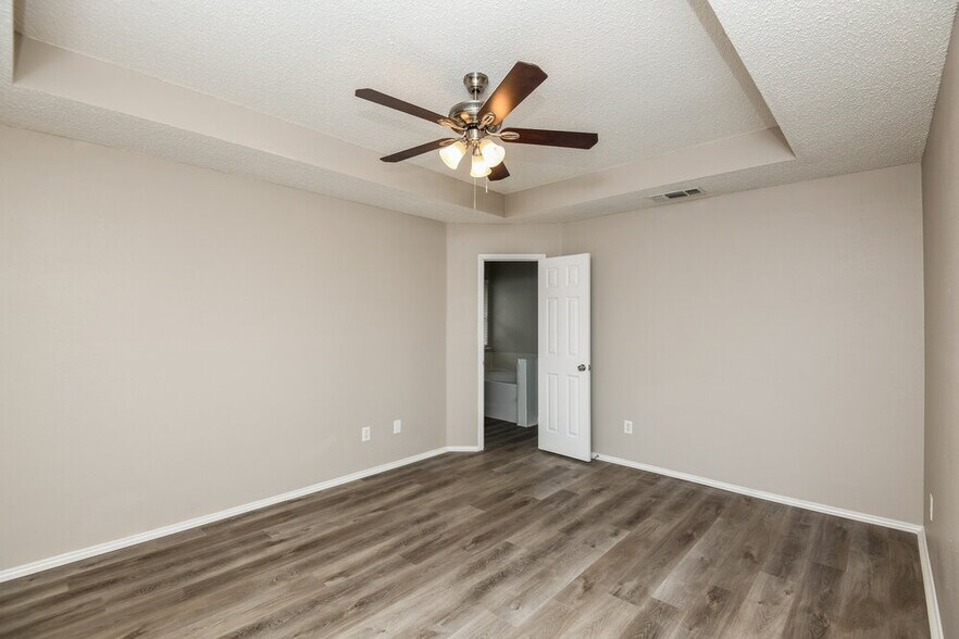 Building Photo - 5133 Eastcreek Dr