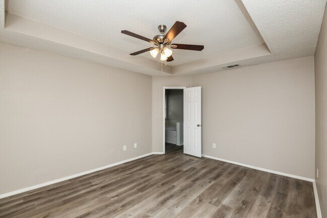 Building Photo - 5133 Eastcreek Dr