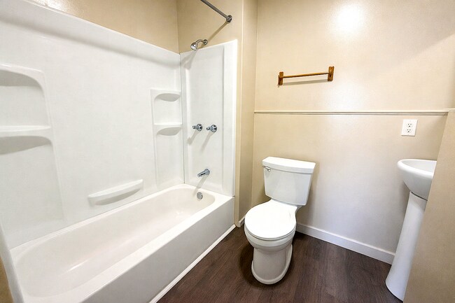 Building Photo - 512 S Cole St