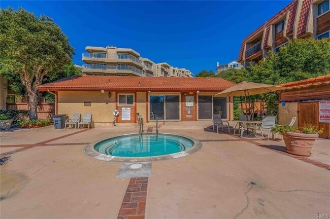 Building Photo - Resort-Style Living in Signal Hill - 2 Bed/2 Bath Condo for Lease