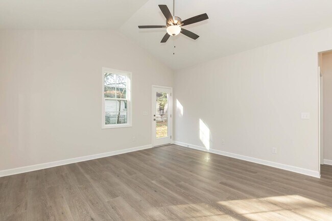 Building Photo - Three Bedroom Home!