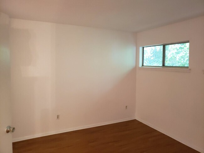 Building Photo - 2 Bedroom 2.5 Bath Townhouse with covered parking