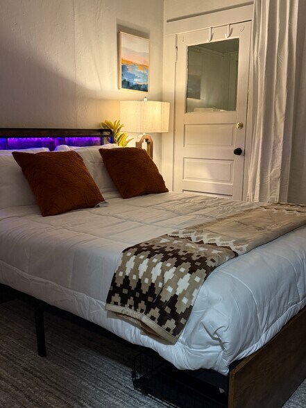 Building Photo - 212 Smith St