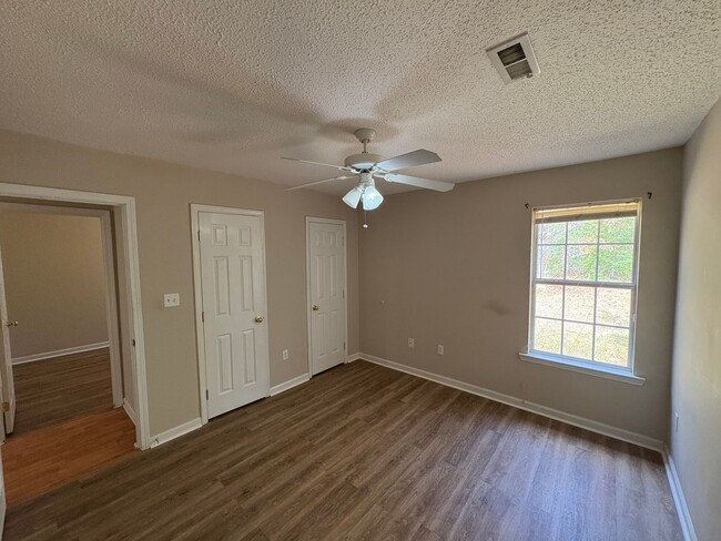 Building Photo - For Rent