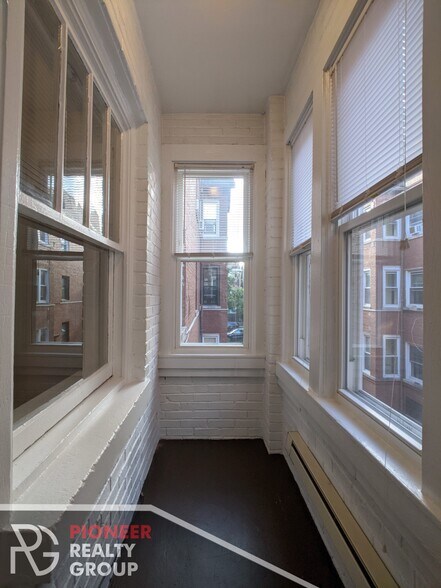 Building Photo - 4433 N Wolcott Ave