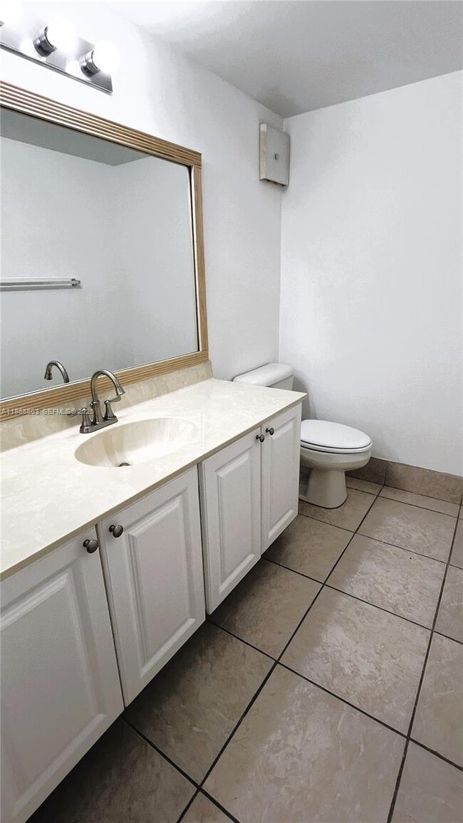 Building Photo - 711 N Pine Island Rd