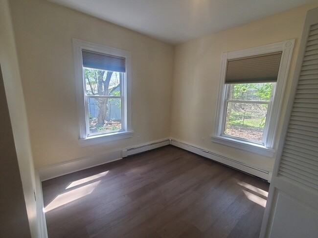 Building Photo - 586 Freeport St