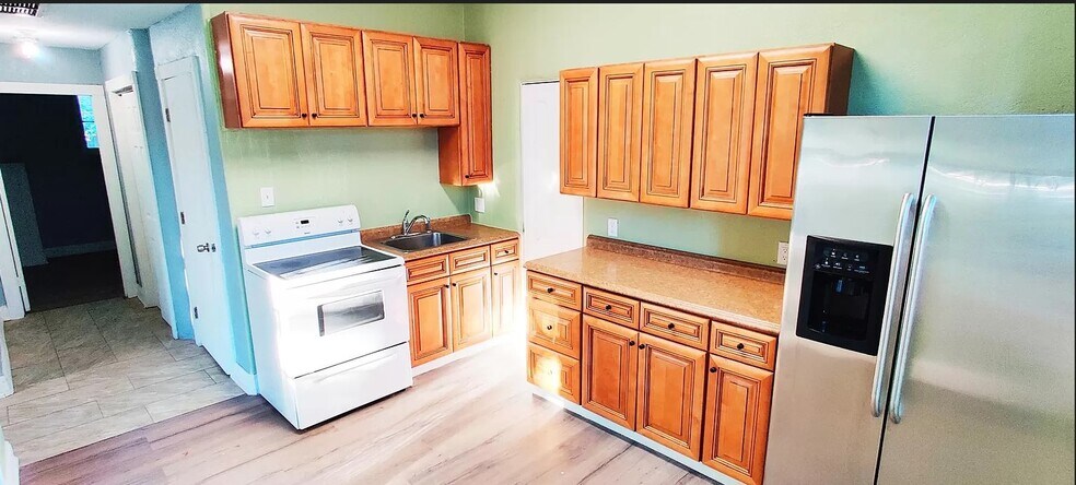 Building Photo - 404 N Ridgewood Ave