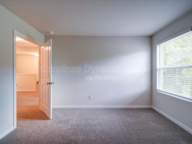 Building Photo - 916 S Battleground Ave