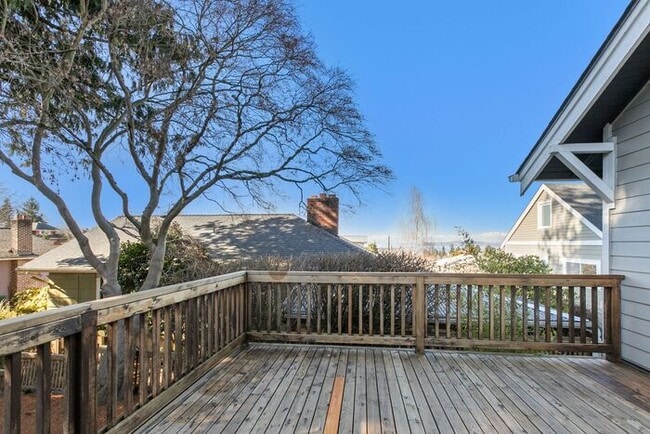 Building Photo - Gorgeous AIR CONDITIONED West Seattle Char...