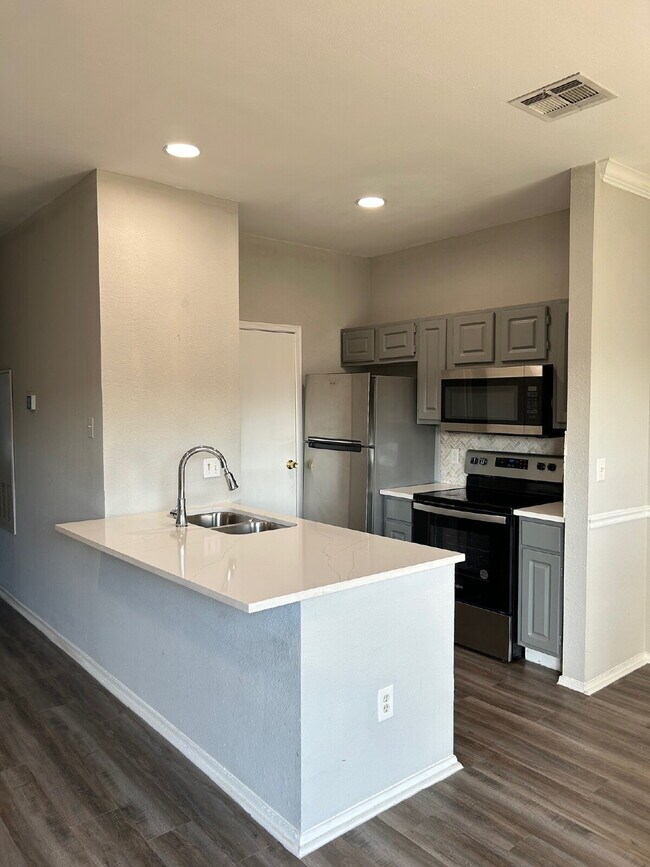 Building Photo - Updated 2 Bed/2 Bath North Austin Condo with Rare Greenbelt Views
