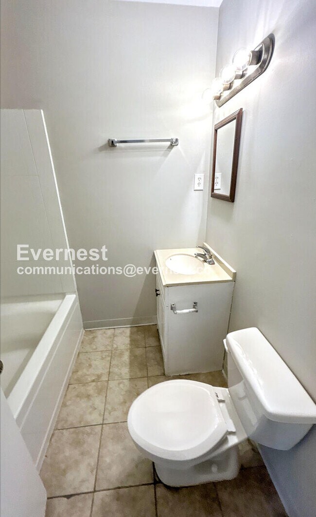 Building Photo - 1512 11th Ave N