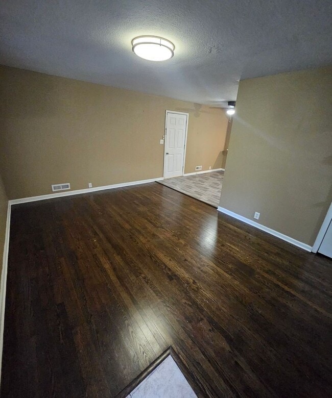 Building Photo - 3-bedroom, 1-bathroom home located in the ...