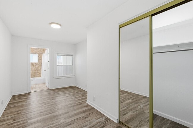 Building Photo - 350 E 60th St